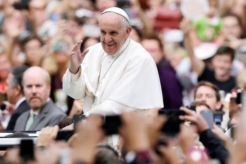 Pope Francis waves to the crowd as he makes his way to celebrate the closing Mass of the World Meeting of Families in Philadelphia Sept. 27. (CNS photo/Matt Rourke, pool) 