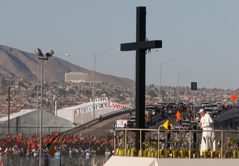 Pope Francis prays at a cross on the border with El Paso, Texas, before celebrating  Mass at the fairgrounds in Ciudad Juarez, Mexico, Feb. 17. (CNS photo/Paul Haring)