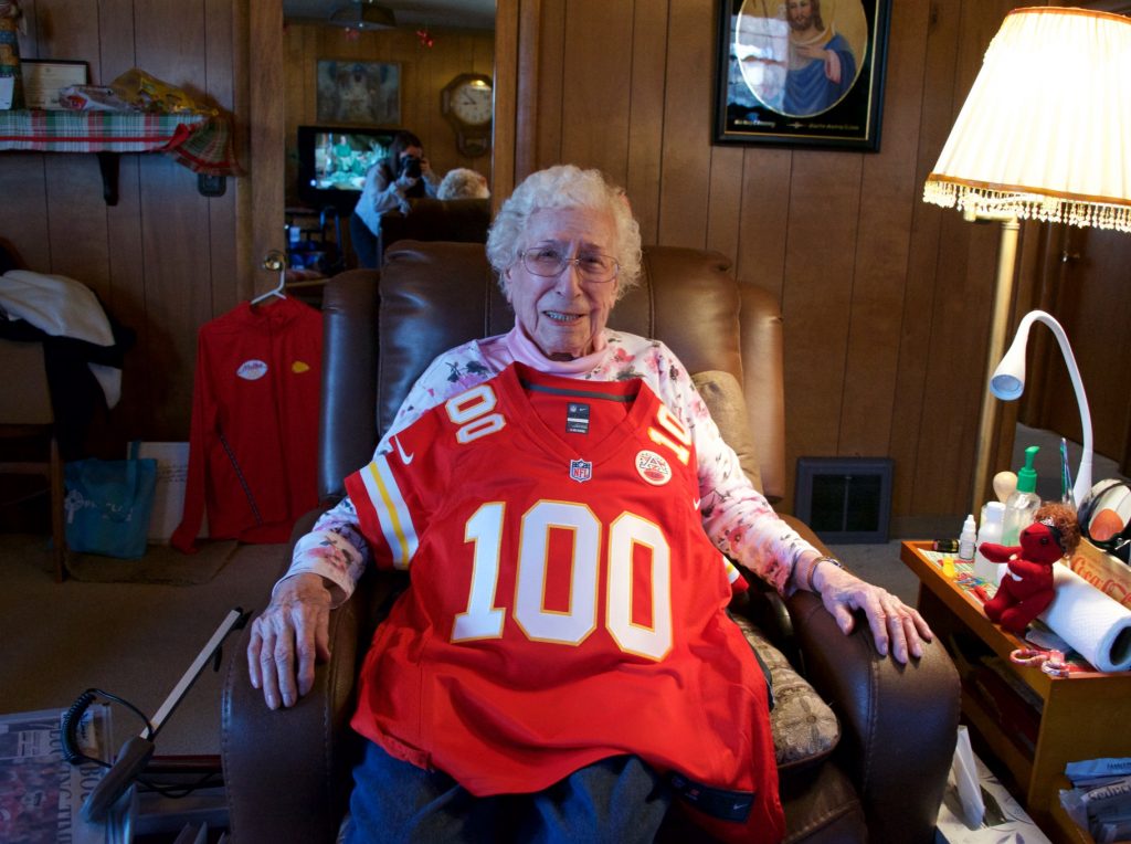 100-year-old superfan invited to Kansas City Chiefs game and meets her  favorite player