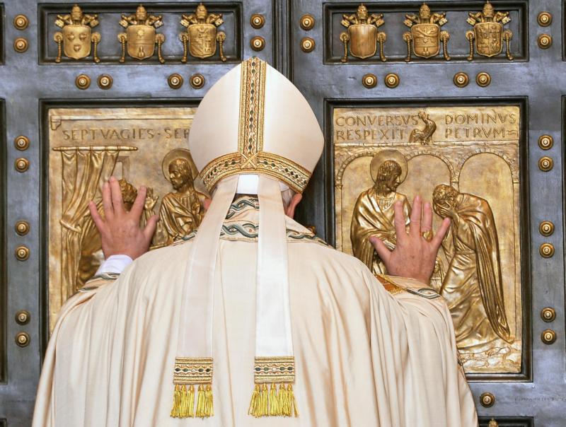 Pope opens Holy Door - The Leaven Catholic Newspaper