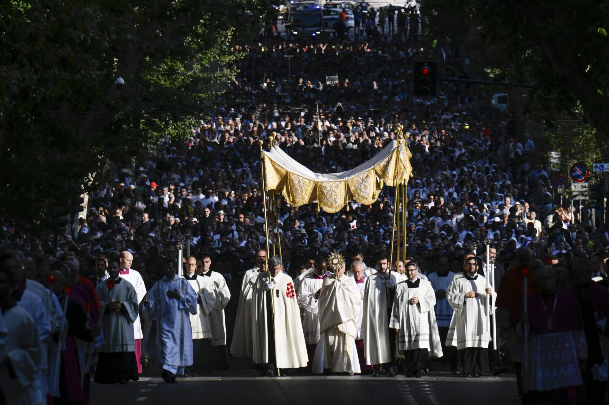 El Papa León encabeza la procesión del Corpus Christi por las calles de ...