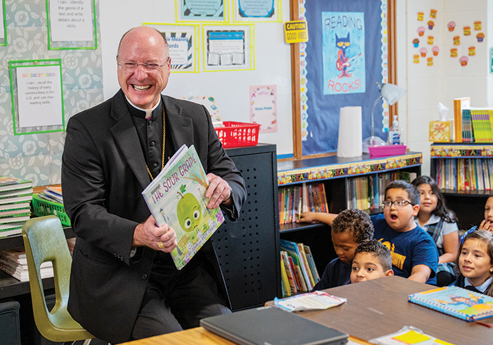 El arzobispo visita la escuela Our Lady of Unity en KCK