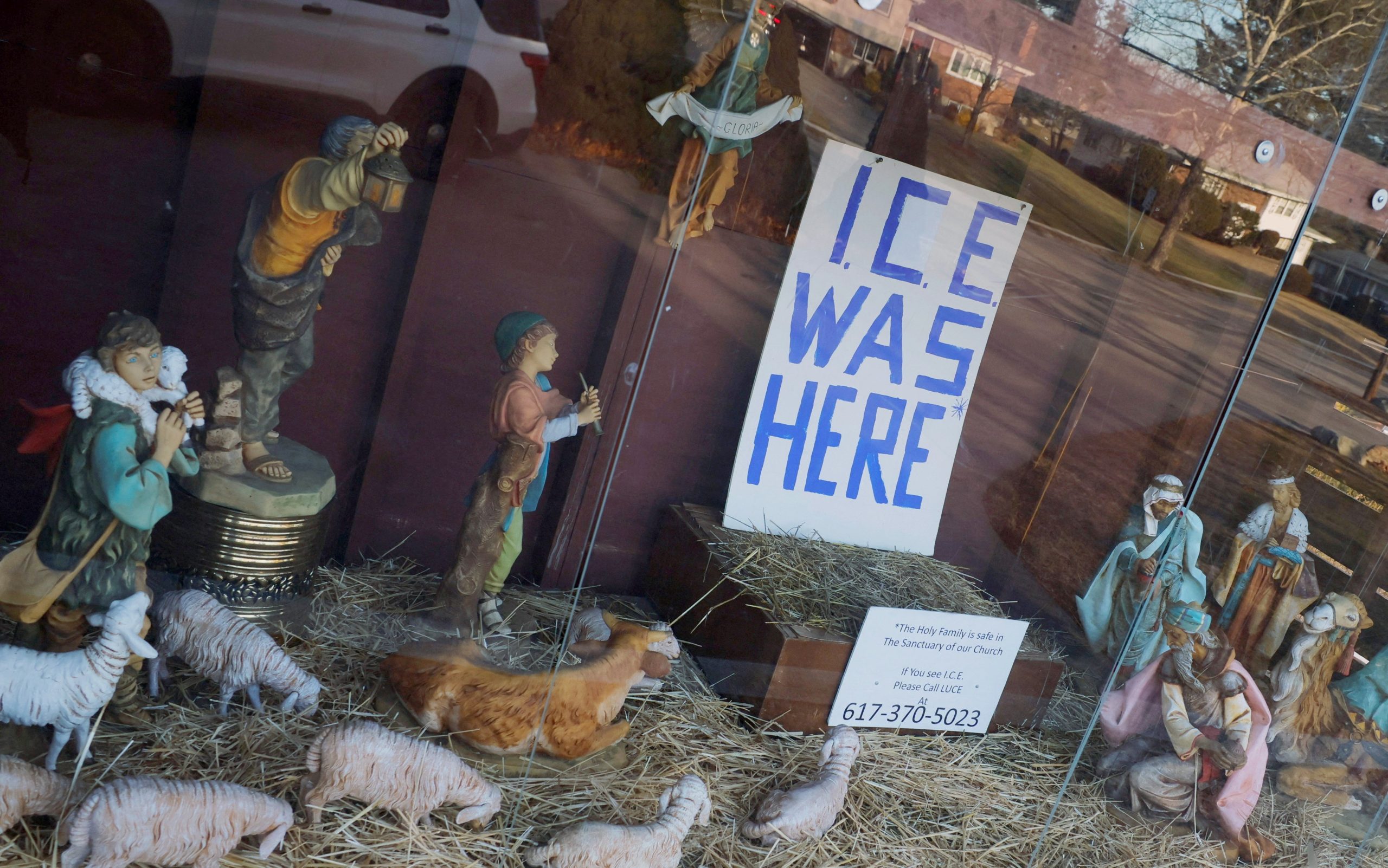 La Arquidiócesis de Boston pide a una iglesia que retire un mensaje anti-ICE de su nacimiento